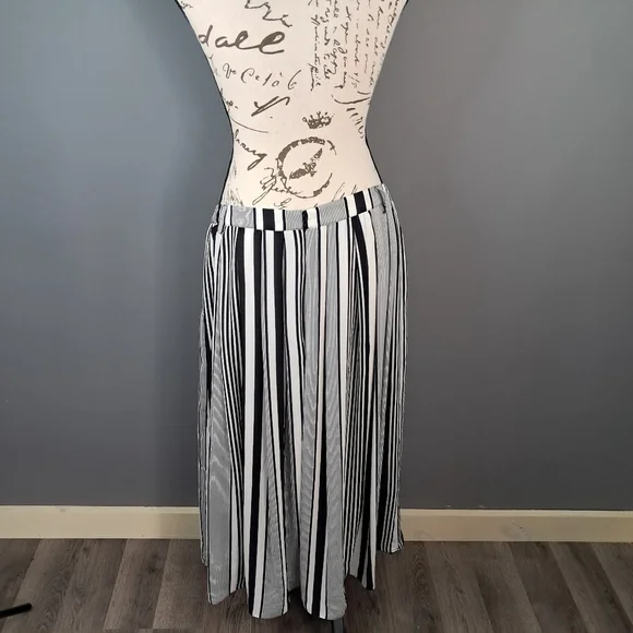 Vince Camuto Graphic Black And White Striped Top And Skirt Set Size Medium - Picture 6 of 10